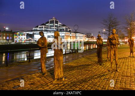 Eine Nachtansicht des Hungersnot Memorial in Dublin mit dem Hauptsitz der Ulster Bank im Hintergrund, nur eine Woche vor Weihnachten. Am Sonntag, den 17. Dezember 2017, in Dublin, Irland. (Foto von Artur Widak/NurPhoto) Stockfoto