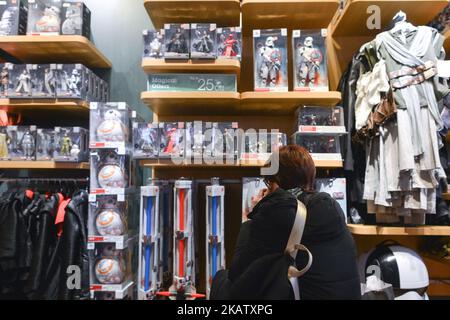 Star Wars-Gadgets, Spielzeug und Erinnerungsstücke für Star Wars-Fans können vor Weihnachten im Disney Store in der Grafton Street im Stadtzentrum von Dublin verkauft werden. In Dublin, Irland, am Samstag, den 16. Dezember 2017. (Foto von Artur Widak/NurPhoto) Stockfoto