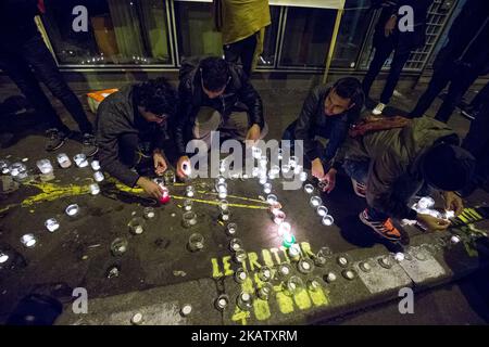 Am 18. Dezember 2017 veranstalten die Bewohner der Region La Villette im Norden von Paris eine Kundgebung vor dem Eingang der Flüchtlingsplattform („Plate-forme d'Accueil des Demandeurs d’Asile“ - PADA) der französischen NGO Terre d'asile am Boulevard de la Villette, um gegen die schlechten Bedingungen von Migranten zu protestieren. Sie zünden Kerzen an, um die 40 000 Migranten zu symbolisieren, die im Laufe des Jahres auf dem Bürgersteig geschlafen haben. (Foto von Michel Stoupak/NurPhoto) Stockfoto