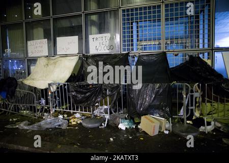 Am 18. Dezember 2017 veranstalten die Bewohner der Region La Villette im Norden von Paris eine Kundgebung vor dem Eingang der Flüchtlingsplattform („Plate-forme d'Accueil des Demandeurs d’Asile“ - PADA) der französischen NGO Terre d'asile am Boulevard de la Villette, um gegen die schlechten Bedingungen von Migranten zu protestieren. Sie zünden Kerzen an, um die 40 000 Migranten zu symbolisieren, die im Laufe des Jahres auf dem Bürgersteig geschlafen haben. (Foto von Michel Stoupak/NurPhoto) Stockfoto