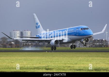 KLM, die Royal Dutch Airlines, wie sie im November 2017 auf dem Flughafen Amsterdam, Schiphol, beim Landeanflug, Start und Rollieren zu sehen war. KLM nutzt den Flughafen Amsterdam als Hauptverkehrsknotenpunkt für Verbindungen nach Europa, Afrika, dem Nahen Osten, Amerika und Asien. Vor kurzem hat KLM ihre älteren Fokker-Flugzeuge eingestellt. Heutzutage verwendet KLM Boeing 737, 747, 787 Dreamliner, Airbus A330 und Embraer 190 und 175. KLM hat 3 Tochtergesellschaften, KLM Cityhopper, Transavia und Martinair. Die derzeitige Flotte von KLM (auslaufende Tochtergesellschaften) umfasst 119 Flugzeuge und 18 Bestellungen von Flugzeugen der nächsten Generation wie Airbus A350 und Boeing 787 Dreamliner. KLM ist Teil von SK Stockfoto