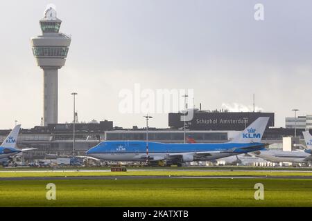 KLM, die Royal Dutch Airlines, wie sie im November 2017 auf dem Flughafen Amsterdam, Schiphol, beim Landeanflug, Start und Rollieren zu sehen war. KLM nutzt den Flughafen Amsterdam als Hauptverkehrsknotenpunkt für Verbindungen nach Europa, Afrika, dem Nahen Osten, Amerika und Asien. Vor kurzem hat KLM ihre älteren Fokker-Flugzeuge eingestellt. Heutzutage verwendet KLM Boeing 737, 747, 787 Dreamliner, Airbus A330 und Embraer 190 und 175. KLM hat 3 Tochtergesellschaften, KLM Cityhopper, Transavia und Martinair. Die derzeitige Flotte von KLM (auslaufende Tochtergesellschaften) umfasst 119 Flugzeuge und 18 Bestellungen von Flugzeugen der nächsten Generation wie Airbus A350 und Boeing 787 Dreamliner. KLM ist Teil von SK Stockfoto