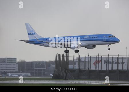 KLM, die Royal Dutch Airlines, wie sie im November 2017 auf dem Flughafen Amsterdam, Schiphol, beim Landeanflug, Start und Rollieren zu sehen war. KLM nutzt den Flughafen Amsterdam als Hauptverkehrsknotenpunkt für Verbindungen nach Europa, Afrika, dem Nahen Osten, Amerika und Asien. Vor kurzem hat KLM ihre älteren Fokker-Flugzeuge eingestellt. Heutzutage verwendet KLM Boeing 737, 747, 787 Dreamliner, Airbus A330 und Embraer 190 und 175. KLM hat 3 Tochtergesellschaften, KLM Cityhopper, Transavia und Martinair. Die derzeitige Flotte von KLM (auslaufende Tochtergesellschaften) umfasst 119 Flugzeuge und 18 Bestellungen von Flugzeugen der nächsten Generation wie Airbus A350 und Boeing 787 Dreamliner. KLM ist Teil von SK Stockfoto