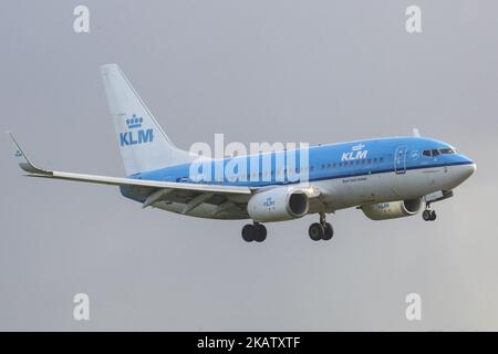 KLM, die Royal Dutch Airlines, wie sie im November 2017 auf dem Flughafen Amsterdam, Schiphol, beim Landeanflug, Start und Rollieren zu sehen war. KLM nutzt den Flughafen Amsterdam als Hauptverkehrsknotenpunkt für Verbindungen nach Europa, Afrika, dem Nahen Osten, Amerika und Asien. Vor kurzem hat KLM ihre älteren Fokker-Flugzeuge eingestellt. Heutzutage verwendet KLM Boeing 737, 747, 787 Dreamliner, Airbus A330 und Embraer 190 und 175. KLM hat 3 Tochtergesellschaften, KLM Cityhopper, Transavia und Martinair. Die derzeitige Flotte von KLM (auslaufende Tochtergesellschaften) umfasst 119 Flugzeuge und 18 Bestellungen von Flugzeugen der nächsten Generation wie Airbus A350 und Boeing 787 Dreamliner. KLM ist Teil von SK Stockfoto