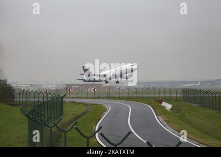 Die Flotte von Brussels Airlines wurde Anfang Dezember 2017 an einem regnerischen Tag am internationalen Flughafen Brüssel-Zavantem gesehen. Brussels Airlines ist die Flaggenfluggesellschaft und größte Fluggesellschaft Belgiens. Der Hauptsitz und Drehkreuz befindet sich am Flughafen Brüssel. Die Lufthansa Group ist Eigentümer der Airline und auch Teil der Star Alliance. Die derzeitige Flotte besteht ausschließlich aus Airbus A319, Airbus A320, Airbus A330 und bald Airbus A340, SN hat auch einige Sukhoi Super Jet 100 von CITIJET geleast. Die Fluggesellschaft bedient 96 Ziele, darunter Europa, Asien, Amerika, den Nahen Osten und Afrika. Der internationale Flughafen Brüssel hat ein tr Stockfoto