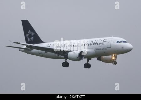 Die Flotte von Brussels Airlines wurde Anfang Dezember 2017 an einem regnerischen Tag am internationalen Flughafen Brüssel-Zavantem gesehen. Brussels Airlines ist die Flaggenfluggesellschaft und größte Fluggesellschaft Belgiens. Der Hauptsitz und Drehkreuz befindet sich am Flughafen Brüssel. Die Lufthansa Group ist Eigentümer der Airline und auch Teil der Star Alliance. Die derzeitige Flotte besteht ausschließlich aus Airbus A319, Airbus A320, Airbus A330 und bald Airbus A340, SN hat auch einige Sukhoi Super Jet 100 von CITIJET geleast. Die Fluggesellschaft bedient 96 Ziele, darunter Europa, Asien, Amerika, den Nahen Osten und Afrika. Der internationale Flughafen Brüssel hat ein tr Stockfoto