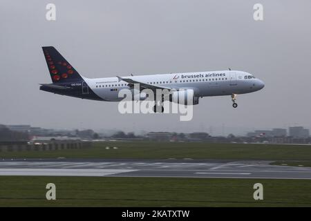 Die Flotte von Brussels Airlines wurde Anfang Dezember 2017 an einem regnerischen Tag am internationalen Flughafen Brüssel-Zavantem gesehen. Brussels Airlines ist die Flaggenfluggesellschaft und größte Fluggesellschaft Belgiens. Der Hauptsitz und Drehkreuz befindet sich am Flughafen Brüssel. Die Lufthansa Group ist Eigentümer der Airline und auch Teil der Star Alliance. Die derzeitige Flotte besteht ausschließlich aus Airbus A319, Airbus A320, Airbus A330 und bald Airbus A340, SN hat auch einige Sukhoi Super Jet 100 von CITIJET geleast. Die Fluggesellschaft bedient 96 Ziele, darunter Europa, Asien, Amerika, den Nahen Osten und Afrika. Der internationale Flughafen Brüssel hat ein tr Stockfoto