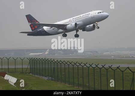 Die Flotte von Brussels Airlines wurde Anfang Dezember 2017 an einem regnerischen Tag am internationalen Flughafen Brüssel-Zavantem gesehen. Brussels Airlines ist die Flaggenfluggesellschaft und größte Fluggesellschaft Belgiens. Der Hauptsitz und Drehkreuz befindet sich am Flughafen Brüssel. Die Lufthansa Group ist Eigentümer der Airline und auch Teil der Star Alliance. Die derzeitige Flotte besteht ausschließlich aus Airbus A319, Airbus A320, Airbus A330 und bald Airbus A340, SN hat auch einige Sukhoi Super Jet 100 von CITIJET geleast. Die Fluggesellschaft bedient 96 Ziele, darunter Europa, Asien, Amerika, den Nahen Osten und Afrika. Der internationale Flughafen Brüssel hat ein tr Stockfoto