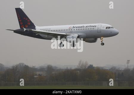 Die Flotte von Brussels Airlines wurde Anfang Dezember 2017 an einem regnerischen Tag am internationalen Flughafen Brüssel-Zavantem gesehen. Brussels Airlines ist die Flaggenfluggesellschaft und größte Fluggesellschaft Belgiens. Der Hauptsitz und Drehkreuz befindet sich am Flughafen Brüssel. Die Lufthansa Group ist Eigentümer der Airline und auch Teil der Star Alliance. Die derzeitige Flotte besteht ausschließlich aus Airbus A319, Airbus A320, Airbus A330 und bald Airbus A340, SN hat auch einige Sukhoi Super Jet 100 von CITIJET geleast. Die Fluggesellschaft bedient 96 Ziele, darunter Europa, Asien, Amerika, den Nahen Osten und Afrika. Der internationale Flughafen Brüssel hat ein tr Stockfoto