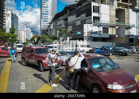 Allgemeine Ansicht einer Verkehrsstraße während eines Stromausgleichs in Caracas am 18. Dezember 2017. Der öffentliche Nahverkehr brach zusammen, und viele Händler schlossen ihre Geschäfte, während andere weiterhin ohne elektrischen Dienst arbeiten. Bisher gab es keine offizielle Erklärung der Regierung von Präsident Nicolas Maduro, die mitteilte, dass sie das Scheitern hätte verursachen können, das mehrere Stunden lang in mehreren Bundesstaaten des Landes einwirkte und Chaos auf den Straßen verursachte. (Foto von Roman Camacho/NurPhoto) Stockfoto