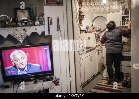 Mahi, Mujas Frau, in ihrer Wohnung in Tosin Bunar, Belgrad, Serbien, am 17. Dezember 2017. Besnik Muja ist der Leiter einer Romani-Siedlung in Neu-Belgrad. Muja verdient, wie die meisten Roma in Belgrad, seinen Lebensunterhalt durch das Sammeln von Plastik. Muja ist ein Zigeunerderwisch. Er sagt, dass in seiner Siedlung die Roma verschiedener Religionen in Frieden leben. (Foto von Oleksandr Rupeta/NurPhoto) Stockfoto