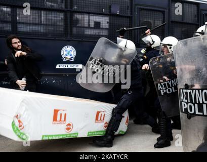 Demonstranten stoßen auf die Bereitschaftspolizei, als sie am 20. Dezember 2017 versuchen, in ein Gericht in Athen, Griechenland, einzutreten. Menschen, die gegen Hausversteigerungen protestierten, prallten vor einem Berufungsgericht in Athen mit der Polizei zusammen, da die Zwangsvollstreckungen im Rahmen der Reformen im Rahmen der griechischen Rettungspläne fortgesetzt werden. (Foto von Dimitris Lampropoulos/NurPhoto) Stockfoto