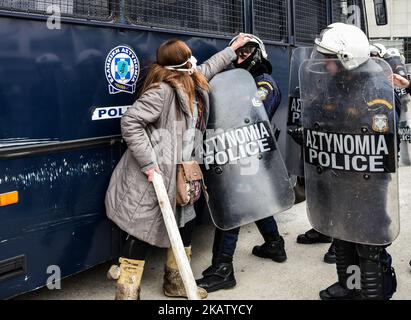 Demonstranten stoßen auf die Bereitschaftspolizei, als sie am 20. Dezember 2017 versuchen, in ein Gericht in Athen, Griechenland, einzutreten. Menschen, die gegen Hausversteigerungen protestierten, prallten vor einem Berufungsgericht in Athen mit der Polizei zusammen, da die Zwangsvollstreckungen im Rahmen der Reformen im Rahmen der griechischen Rettungspläne fortgesetzt werden. (Foto von Dimitris Lampropoulos/NurPhoto) Stockfoto