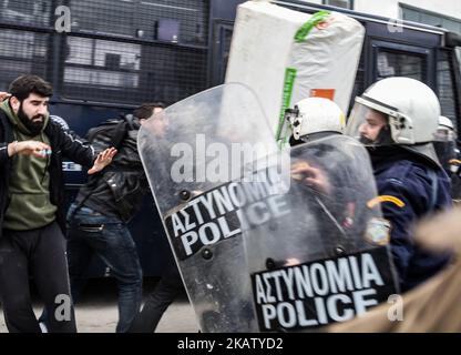 Demonstranten stoßen auf die Bereitschaftspolizei, als sie am 20. Dezember 2017 versuchen, in ein Gericht in Athen, Griechenland, einzutreten. Menschen, die gegen Hausversteigerungen protestierten, prallten vor einem Berufungsgericht in Athen mit der Polizei zusammen, da die Zwangsvollstreckungen im Rahmen der Reformen im Rahmen der griechischen Rettungspläne fortgesetzt werden. (Foto von Dimitris Lampropoulos/NurPhoto) Stockfoto