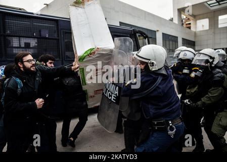 Demonstranten stoßen auf die Bereitschaftspolizei, als sie am 20. Dezember 2017 versuchen, in ein Gericht in Athen, Griechenland, einzutreten. Menschen, die gegen Hausversteigerungen protestierten, prallten vor einem Berufungsgericht in Athen mit der Polizei zusammen, da die Zwangsvollstreckungen im Rahmen der Reformen im Rahmen der griechischen Rettungspläne fortgesetzt werden. (Foto von Dimitris Lampropoulos/NurPhoto) Stockfoto