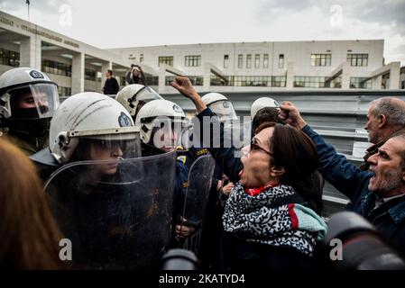 Demonstranten stoßen auf die Bereitschaftspolizei, als sie am 20. Dezember 2017 versuchen, in ein Gericht in Athen, Griechenland, einzutreten. Menschen, die gegen Hausversteigerungen protestierten, prallten vor einem Berufungsgericht in Athen mit der Polizei zusammen, da die Zwangsvollstreckungen im Rahmen der Reformen im Rahmen der griechischen Rettungspläne fortgesetzt werden. (Foto von Dimitris Lampropoulos/NurPhoto) Stockfoto