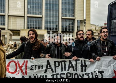 Demonstranten stoßen auf die Bereitschaftspolizei, als sie am 20. Dezember 2017 versuchen, in ein Gericht in Athen, Griechenland, einzutreten. Menschen, die gegen Hausversteigerungen protestierten, prallten vor einem Berufungsgericht in Athen mit der Polizei zusammen, da die Zwangsvollstreckungen im Rahmen der Reformen im Rahmen der griechischen Rettungspläne fortgesetzt werden. (Foto von Dimitris Lampropoulos/NurPhoto) Stockfoto