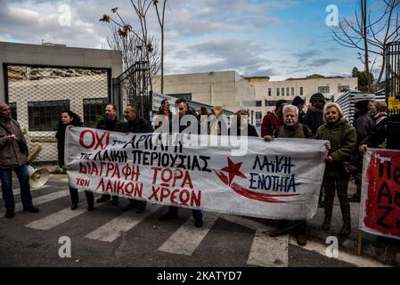 Menschen, die gegen Hausversteigerungen protestierten, prallten vor einem Berufungsgericht in Athen mit der Polizei zusammen, da die Zwangsvollstreckungen als Teil der Reformen im Rahmen der griechischen Rettungspläne am 20. Dezember 2017 in Athen, Griechenland, fortgesetzt werden. (Foto von Dimitris Lampropoulos/NurPhoto) Stockfoto