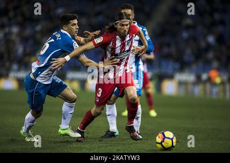 03 Filipe Luis aus Brasilien von Atletico de Madrid verteidigt von 15 David Lopez aus Spanien von RCD Espanyol während des Spiels der La Liga Santander zwischen RCD Espanyol gegen Atletico de Madrid, im Stadion RCD in Barcelona am 22. Dezember 2017. (Foto von Xavier Bonilla/NurPhoto) Stockfoto