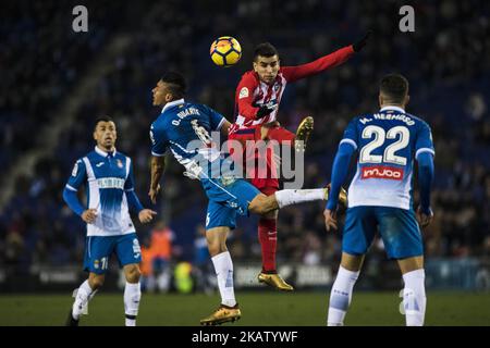 BARCELONA, SPANIEN - 22. DEZEMBER: 21 Kevin Gameiro aus Frankreich von Atletico de Madrid verteidigt durch 06 Oscar Duarte aus Nicaragua von RCD Espanyol während des Spiels der La Liga Santander zwischen RCD Espanyol gegen Atletico de Madrid, im RCD Stadium in Barcelona am 22. Dezember, 2017. (Foto von Xavier Bonilla/NurPhoto) Stockfoto