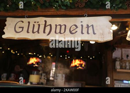 Glühwein - Glühwein-Stand am 22. Dezember 2017 auf dem Weihnachtsmarkt am Marienplatz in München. Am 22. Dezember 2017 in München. (Foto von Alexander Pohl/NurPhoto) Stockfoto