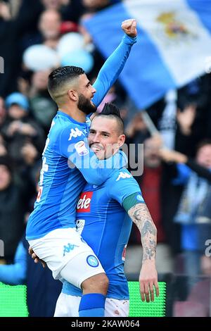 Lorenzo Insigne von SSC Napoli feiert nach dem Tor mit Marek Hamsik von SSC Napoli während des Tim-Spiels der Serie A zwischen SSC Napoli und UC Sampdoria im Stadio San Paolo Neapel Italien am 23. Dezember 2017. (Foto Franco Romano) Stockfoto