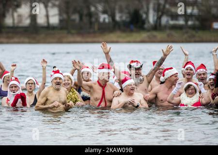 Am 25. Dezember 2017 besuchen Mitglieder des Schwimmvereins 'Berliner Seehunde' ihr traditionelles Eis-Weihnachtsschwimmbad im Berliner Orankesee. (Foto von Emmanuele Contini/NurPhoto) Stockfoto