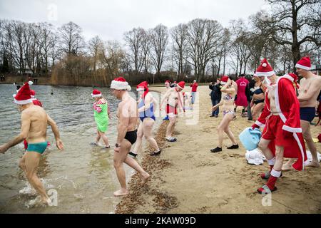 Am 25. Dezember 2017 besuchen Mitglieder des Schwimmvereins 'Berliner Seehunde' ihr traditionelles Eis-Weihnachtsschwimmbad im Berliner Orankesee. (Foto von Emmanuele Contini/NurPhoto) Stockfoto