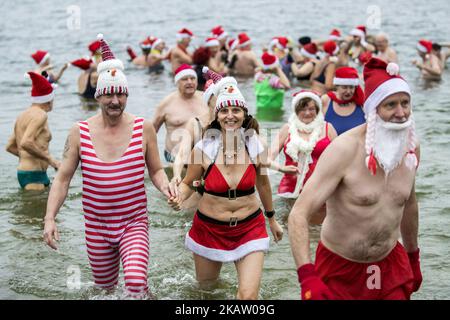 Am 25. Dezember 2017 besuchen Mitglieder des Schwimmvereins 'Berliner Seehunde' ihr traditionelles Eis-Weihnachtsschwimmbad im Berliner Orankesee. (Foto von Emmanuele Contini/NurPhoto) Stockfoto