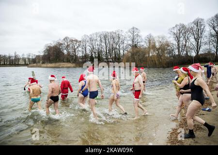 Am 25. Dezember 2017 besuchen Mitglieder des Schwimmvereins 'Berliner Seehunde' ihr traditionelles Eis-Weihnachtsschwimmbad im Berliner Orankesee. (Foto von Emmanuele Contini/NurPhoto) Stockfoto