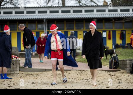 Am 25. Dezember 2017 besuchen Mitglieder des Schwimmvereins 'Berliner Seehunde' ihr traditionelles Eis-Weihnachtsschwimmbad im Berliner Orankesee. (Foto von Emmanuele Contini/NurPhoto) Stockfoto