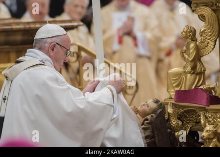 Papst Franziskus küsst eine Statue des Jesuskindes, während er am Sonntag, den 24. Dezember 2017, die Weihnachtsmesse in der Petersbasilika im Vatikan feiert. (Foto von Massimo Valicchia/NurPhoto) Stockfoto