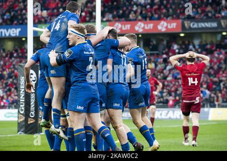 Leinster-Spieler feiern Robbie Henshaw TRY während des Guinness PRO14 Round 11-Spiels zwischen Munster Rugby und Leinster Rugby am 26. Dezember 2017 im Thomond Park in Limerick, Irland (Foto: Andrew Surma/NurPhoto) Stockfoto