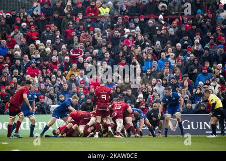 Gesamtansicht von Thomond Park während des Guinness PRO14 Runde 11 Spiels zwischen Munster Rugby und Leinster Rugby im Thomond Park in Limerick, Irland am 26. Dezember 2017 (Foto von Andrew Surma/NurPhoto) Stockfoto