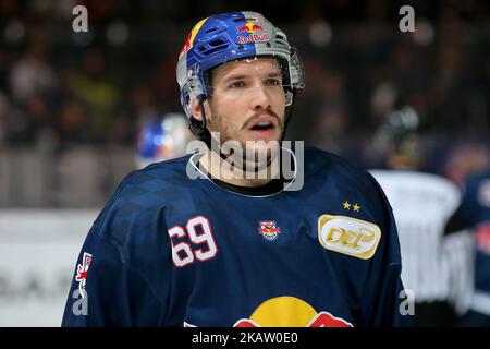 Florian Kettemer von Red Bull München während des Spieltages der Deutschen Eishockey Liga 35. zwischen Red Bull München und ERC Ingolstadt am 26. Dezember 2017 im Olympiastadion im Eissportzentrum in München. (Foto von Marcel Engelbrecht/NurPhoto) Stockfoto