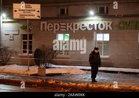 Polizei und Feuer sind am Schauplatz einer Explosion in einem Supermarkt 'Perekristok'. Bei der Explosion wurden 10 Menschen verletzt/ Sankt Petersburg, Russland 27. dezember 2017 (Foto: Valya Egorshin/NurPhoto) Stockfoto