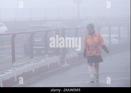 Eine Frau geht am 27. Dezember 2017 durch starken Nebel in San Francisco, Kalifornien, über die Golden Gate Bridge. (Foto von Ronen Tivony) (Foto von Ronen Tivony/NurPhoto) Stockfoto