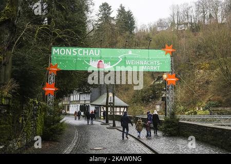 Das Dorf Monschau in Nordrhein-Westfalen, Deutschland in festlicher Dekorationsstimmung während der Weihnachtszeit. Monschau hat viele Fachwerkhäuser entlang der Rur. Es liegt zwischen den Hügeln der Eifel (Nationalpark). Während der Weihnachtszeit besuchen viele Touristen den Ort und die Weihnachtsmärkte entlang des Flussufers in der Stadt. (Foto von Nicolas Economou/NurPhoto) Stockfoto