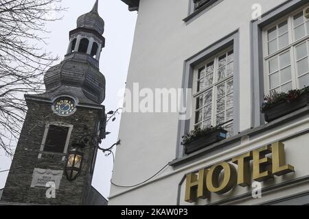 Das Dorf Monschau in Nordrhein-Westfalen, Deutschland in festlicher Dekorationsstimmung während der Weihnachtszeit. Monschau hat viele Fachwerkhäuser entlang der Rur. Es liegt zwischen den Hügeln der Eifel (Nationalpark). Während der Weihnachtszeit besuchen viele Touristen den Ort und die Weihnachtsmärkte entlang des Flussufers in der Stadt. (Foto von Nicolas Economou/NurPhoto) Stockfoto