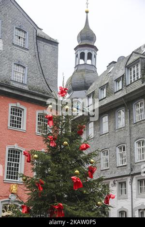 Das Dorf Monschau in Nordrhein-Westfalen, Deutschland in festlicher Dekorationsstimmung während der Weihnachtszeit. Monschau hat viele Fachwerkhäuser entlang der Rur. Es liegt zwischen den Hügeln der Eifel (Nationalpark). Während der Weihnachtszeit besuchen viele Touristen den Ort und die Weihnachtsmärkte entlang des Flussufers in der Stadt. (Foto von Nicolas Economou/NurPhoto) Stockfoto