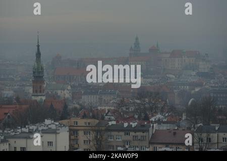 Ein Blick über die Krakauer Altstadt und das Wawel-Schloss während eines Smog-Alarms am 28. Dezember, da die Luftverschmutzung in vielen Teilen der Stadt Krakau immer noch sehr hoch über den zulässigen EU-Normen liegt. Am Donnerstag, den 28. Dezember 2017, in Krakau, Polen. (Foto von Artur Widak/NurPhoto) Stockfoto