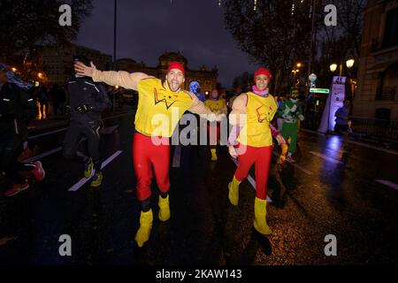 Einige getarnte Teilnehmer während der Ausgabe 53. des San Silvestre Vallecana Fun Race in Madrid, Spanien, am 31. Dezember 2017. Das traditionell am letzten Tag des Jahres gefeiert wird, dessen Zahl der registrierten in dieser Ausgabe 40.000 erreichte (Foto von Oscar Gonzalez/NurPhoto) Stockfoto