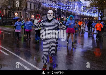 Einige getarnte Teilnehmer während der Ausgabe 53. des San Silvestre Vallecana Fun Race in Madrid, Spanien, am 31. Dezember 2017. Das traditionell am letzten Tag des Jahres gefeiert wird, dessen Zahl der registrierten in dieser Ausgabe 40.000 erreichte (Foto von Oscar Gonzalez/NurPhoto) Stockfoto