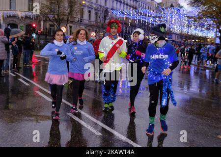 Einige getarnte Teilnehmer während der Ausgabe 53. des San Silvestre Vallecana Fun Race in Madrid, Spanien, am 31. Dezember 2017. Das traditionell am letzten Tag des Jahres gefeiert wird, dessen Zahl der registrierten in dieser Ausgabe 40.000 erreichte (Foto von Oscar Gonzalez/NurPhoto) Stockfoto