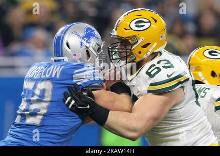 Corey Linsley (63), das Zentrum von Green Bay Packers, verteidigt am Sonntag, den 31. Dezember 2017, gegen den Detroit Lions-Außenlinebacker Tahir Whitehead (59) während der zweiten Hälfte eines NFL-Fußballspiels in Detroit, Michigan, USA. (Foto von Jorge Lemus/NurPhoto) Stockfoto