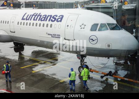 Die Flotte der Lufthansa im Frankfurter Flughafen, dem Hauptdrehkreuz der Fluggesellschaft. Lufthansa ist die weltweit 10. größte Airline für Passagiere, die im Jahr 2016 befördert wurden. Die Airline besitzt ein Fleeet von 273 Flugzeugen und 130 Bestellungen. Lufthansa betreibt beide die Super-Jumbo-Jets Airbus A380 sowie Boeing 747-8 und 747-400. Lufthansa ist zudem Erstkunde der Airbus A320neo-Serie und fliegt bereits den A350. Die Fluggesellschaft ist eines der Gründungsmitglieder der Star Alliance Aviation Affiliation. Der Frankfurter Flughafen ist ein internationaler Flughafen, der die deutsche Stadt mit der Welt verbindet (Foto: Nicolas Econo Stockfoto