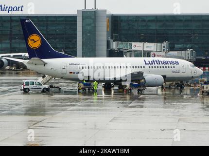 Die Flotte der Lufthansa im Frankfurter Flughafen, dem Hauptdrehkreuz der Fluggesellschaft. Lufthansa ist die weltweit 10. größte Airline für Passagiere, die im Jahr 2016 befördert wurden. Die Airline besitzt ein Fleeet von 273 Flugzeugen und 130 Bestellungen. Lufthansa betreibt beide die Super-Jumbo-Jets Airbus A380 sowie Boeing 747-8 und 747-400. Lufthansa ist zudem Erstkunde der Airbus A320neo-Serie und fliegt bereits den A350. Die Fluggesellschaft ist eines der Gründungsmitglieder der Star Alliance Aviation Affiliation. Der Frankfurter Flughafen ist ein internationaler Flughafen, der die deutsche Stadt mit der Welt verbindet (Foto: Nicolas Econo Stockfoto