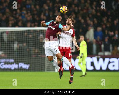 Winston Reid von West Ham United schlägt Jay Rodriguez von West Bromwich Albion während des Premier League-Spiels von West Ham United gegen West Bromwich Albion (WBA) im London Stadium, Queen Elizabeth II Olympic Park, London, Großbritannien - 02. Januar 2018 (Foto: Kieran Galvin/NurPhoto) Stockfoto