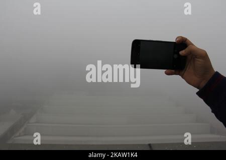 Ein dichter Nebel ergreift Delhi-NCR, Indien am 4. Januar 2018. Flugoperationen waren bei der Indira Gandhi International (IGI) betroffen. Die geringe Sicht verzögerte rund 20 Flüge. Auch 12 Züge wurden abgesagt. (Foto von Nasir Kachroo/NurPhoto) Stockfoto