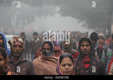 Ein dichter Nebel ergreift Delhi-NCR, Indien am 4. Januar 2018. Flugoperationen waren bei der Indira Gandhi International (IGI) betroffen. Die geringe Sicht verzögerte rund 20 Flüge. Auch 12 Züge wurden abgesagt. (Foto von Nasir Kachroo/NurPhoto) Stockfoto